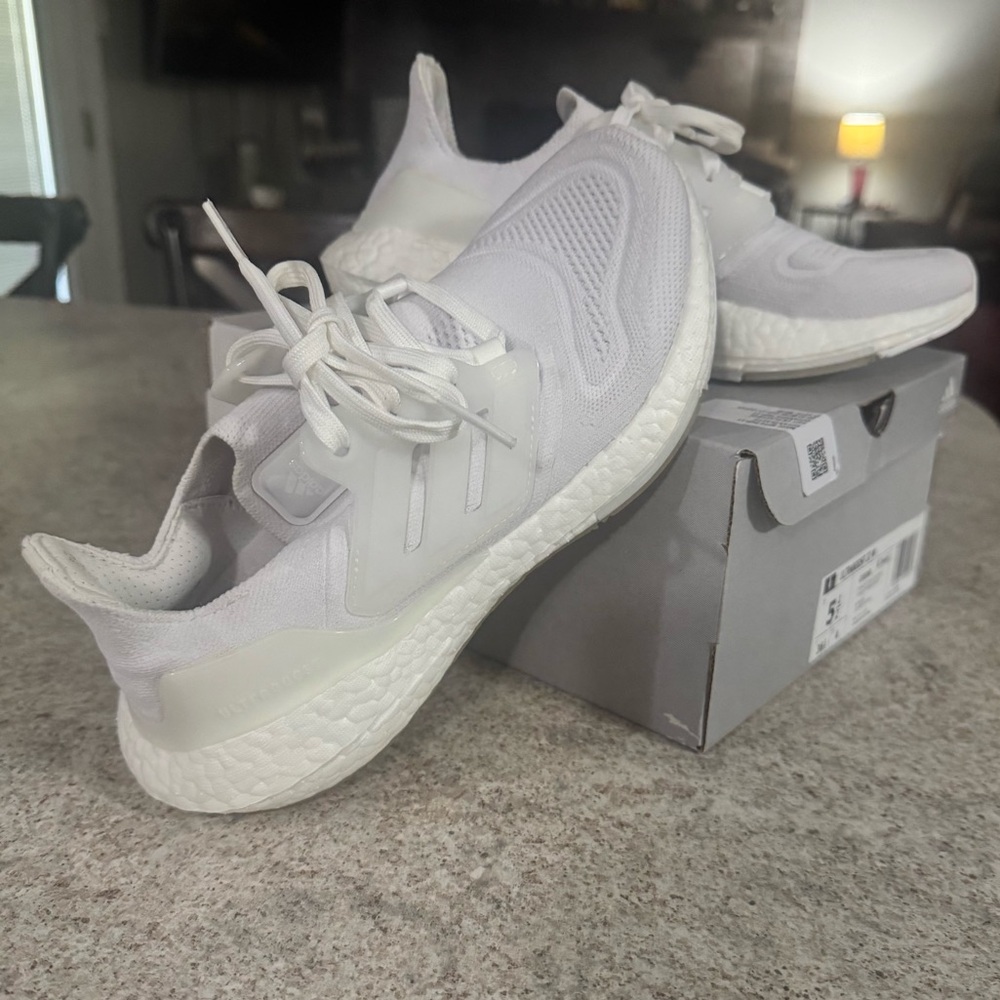 Adidas Women's Cloud White ULTRABOOST 22 SHOES size 5.5